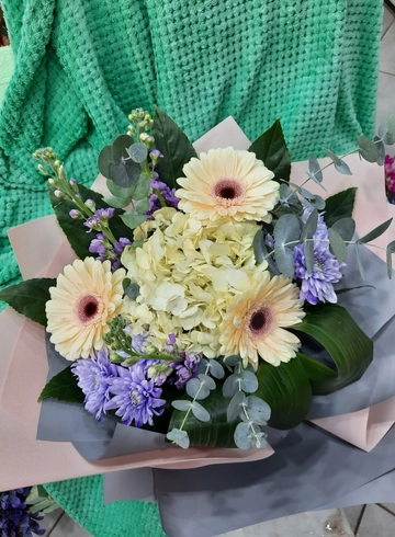 Букет с гортензией «Презент» от интернет-магазина цветов в 