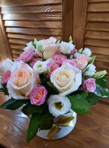 Композиция в шляпной коробке «Очарование скромности» от интернет-магазина цветов в 