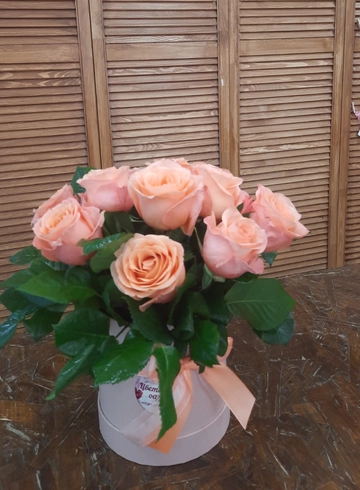 Композиция  в шляпной  коробке «Персик» от интернет-магазина цветов в 