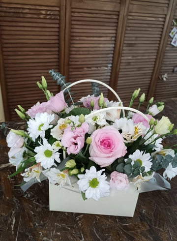 Композиция в сумочке «Кокетка» от интернет-магазина цветов в 