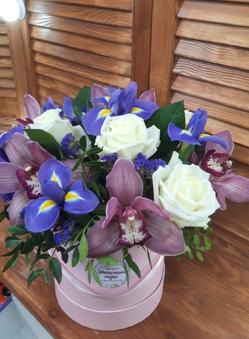 Композиция в шляпной коробке   «Утренний туман» от интернет-магазина цветов в 