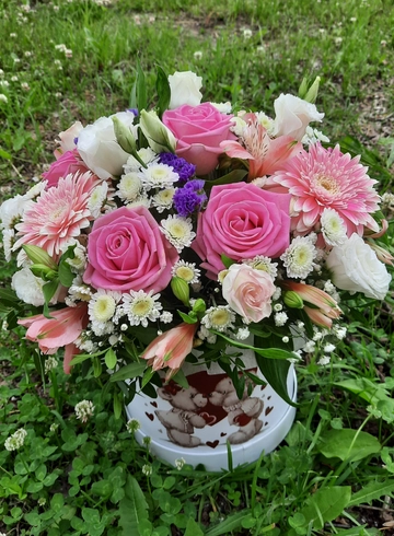 Композиция в шляпной  коробке «Эффи» от интернет-магазина цветов в 