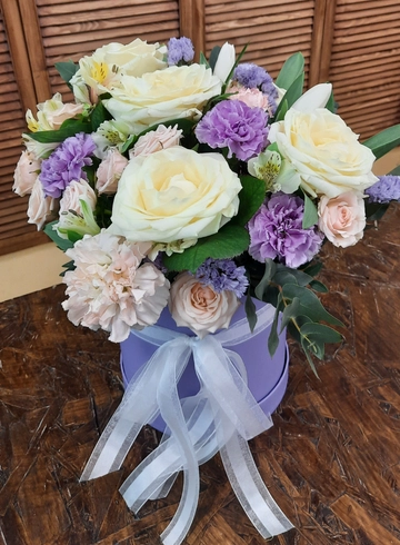 Композиция в шляпной коробке «Лучи добра» от интернет-магазина цветов в 