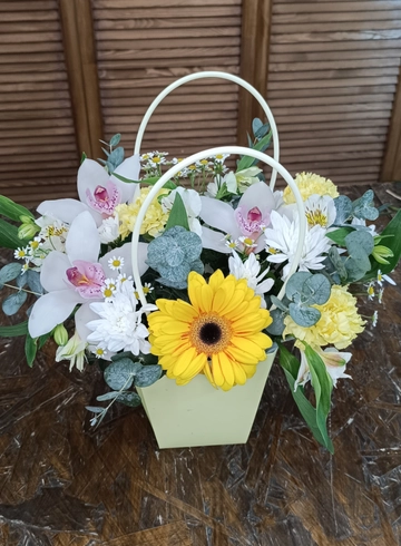 Композиция в сумочке «Симфония цвета» от интернет-магазина цветов в 