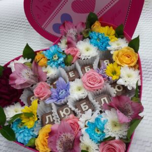 Коробка с цветами и надписью из шоколадных букв «Я тебя люблю»