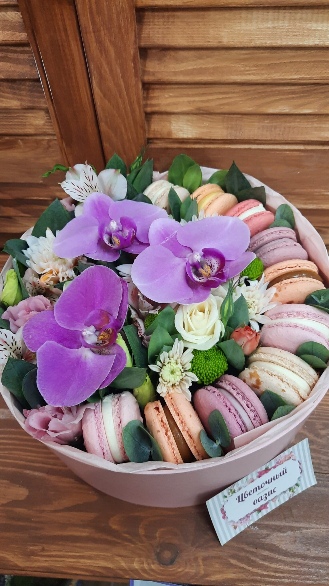 Коробка с макаронами и цветами