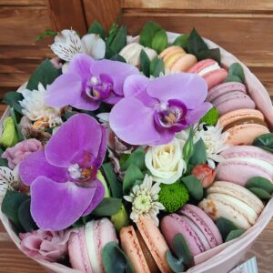 Коробка с макаронами и цветами